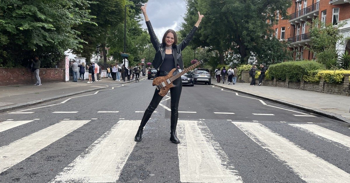 RockMilady felejthetetlen módon örökítette meg a Beatles legendás dalát: Egy ikonikus videó a londoni zebrán forgatva.