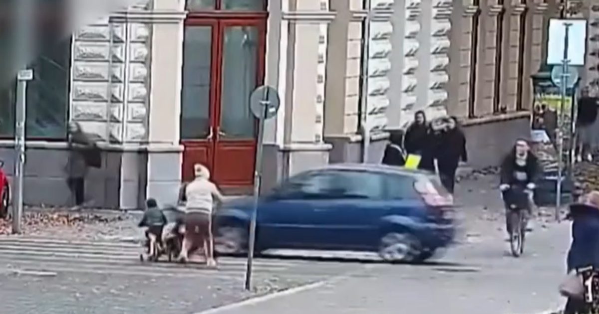 Sokkoló video: Sofőr átszakított a piroson és előzte el egy biciklizőt, majd összeütközött egy taxival