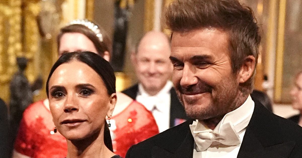 A királyi család díszvacsoráján ragyogott Victoria Beckham testhezálló estélyiben a Buckingham-palotában