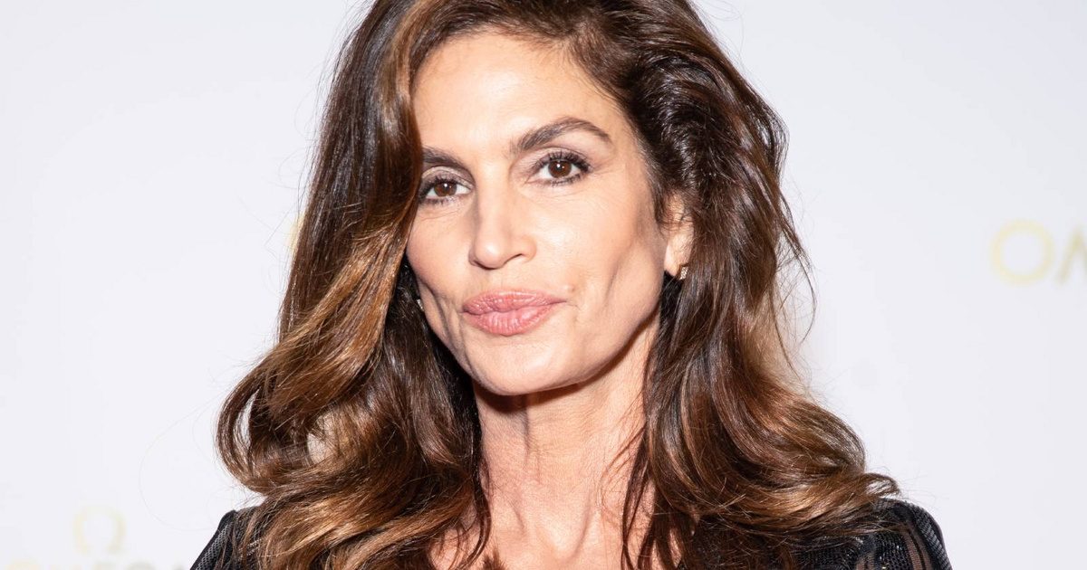 A mítosz megtestesülése: Cindy Crawford büszkén viseli bikinijét a tengerparton