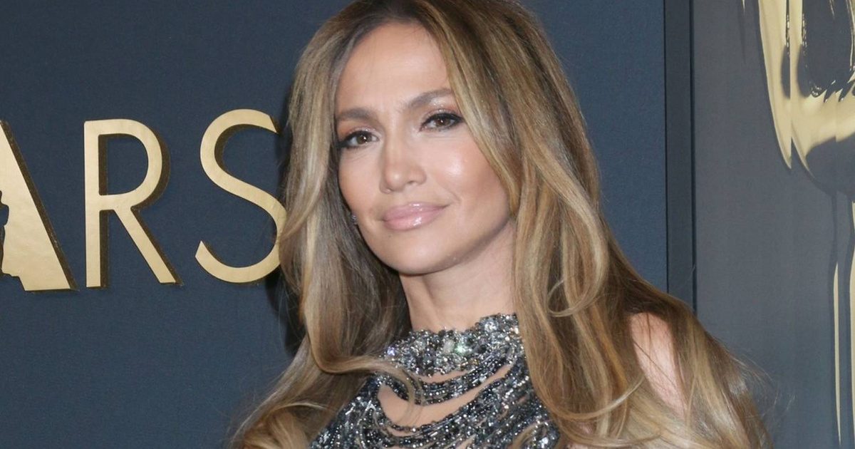 Jennifer Lopez merészen kivágott ruhájára nincsenek szavak: nem sokat hagy a képzeletre csillogó estélyije