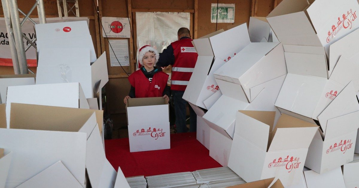 Az emberek hihetetlen segítségkészsége: több mint 10 tonna adomány gyűlt össze a Mikulásgyárba szombat estig