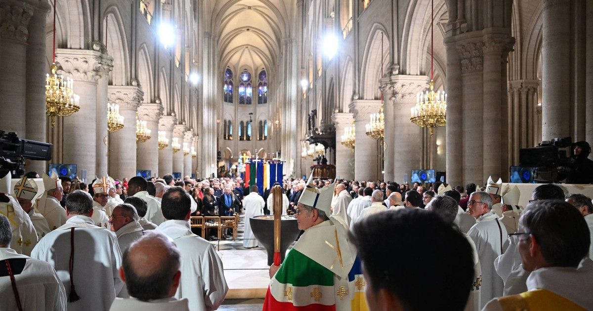 Öt és fél évvel a pusztító tűzvész után megnyílt az újjáépített párizsi Notre-Dame