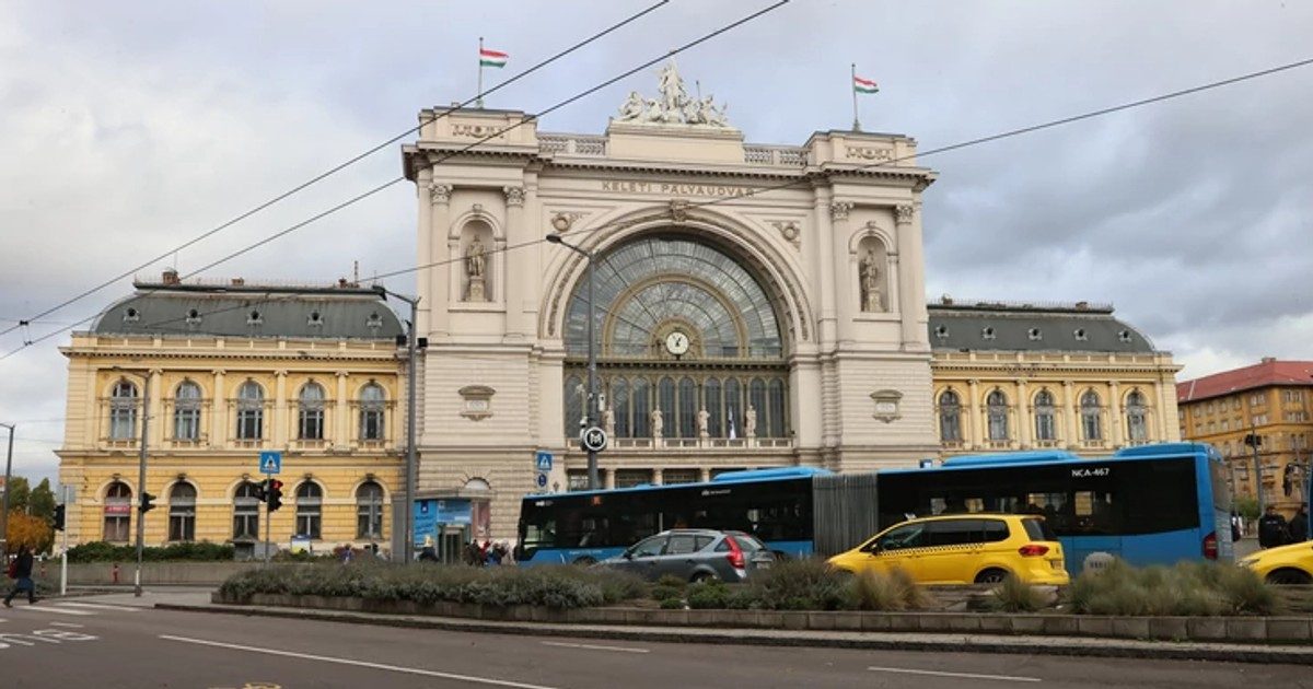 Drámai baleset a Keleti pályaudvarnál: Az utasok kocsikája ütközött és egymásra zuhantak