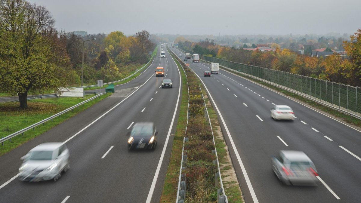 Vészjelzés az autópályán: mentők és tűzoltók nagy erőkkel dolgoznak a budapesti kijáratnál