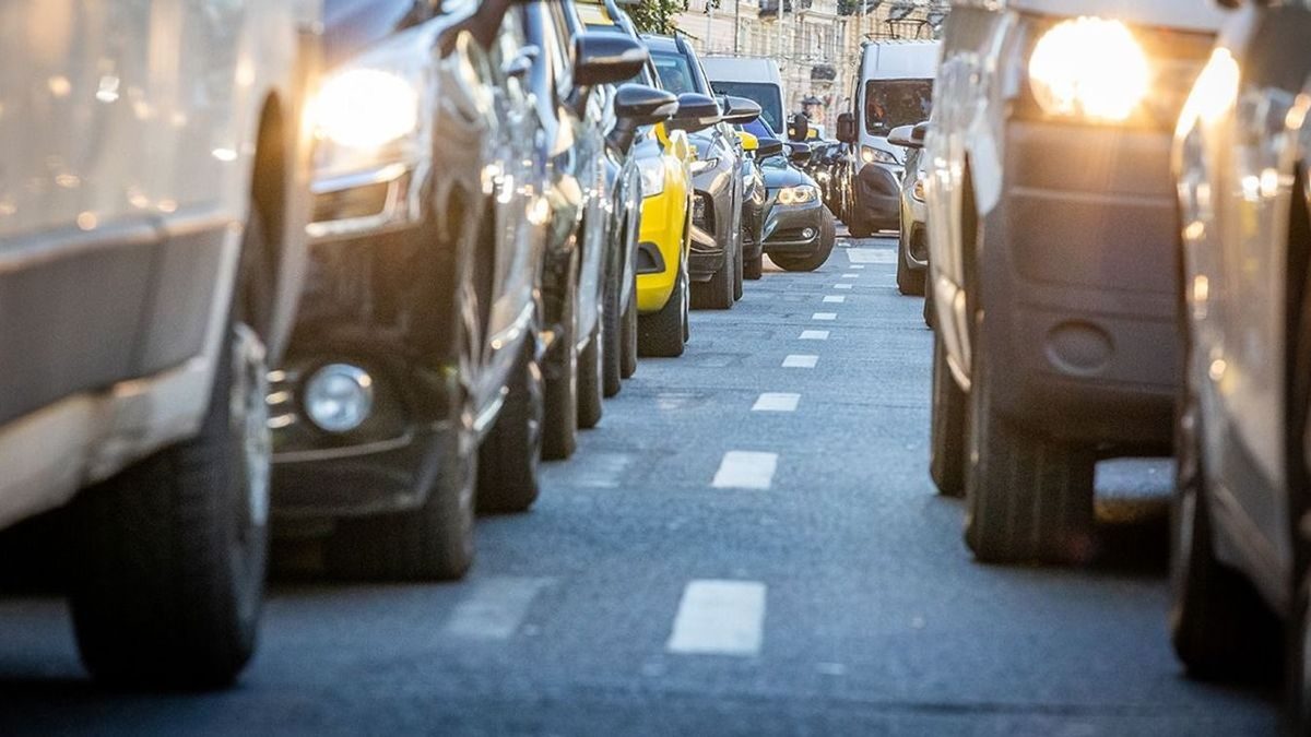 Káosz az utakon: buszok és autók ütközése okoz torlódást