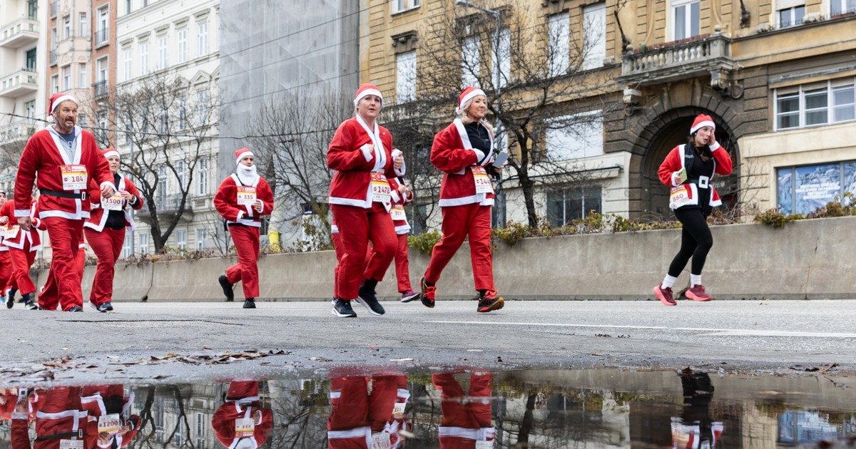 Ezernyi Mikulás bűvölte el Budapestet - lenyűgöző fotók a belvárosból