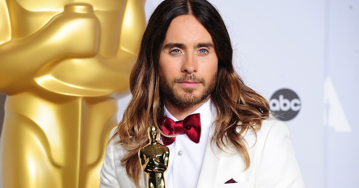 Az Oscar-díjas Jared Leto boldogan tartja kezében a legnagyobb elismerést