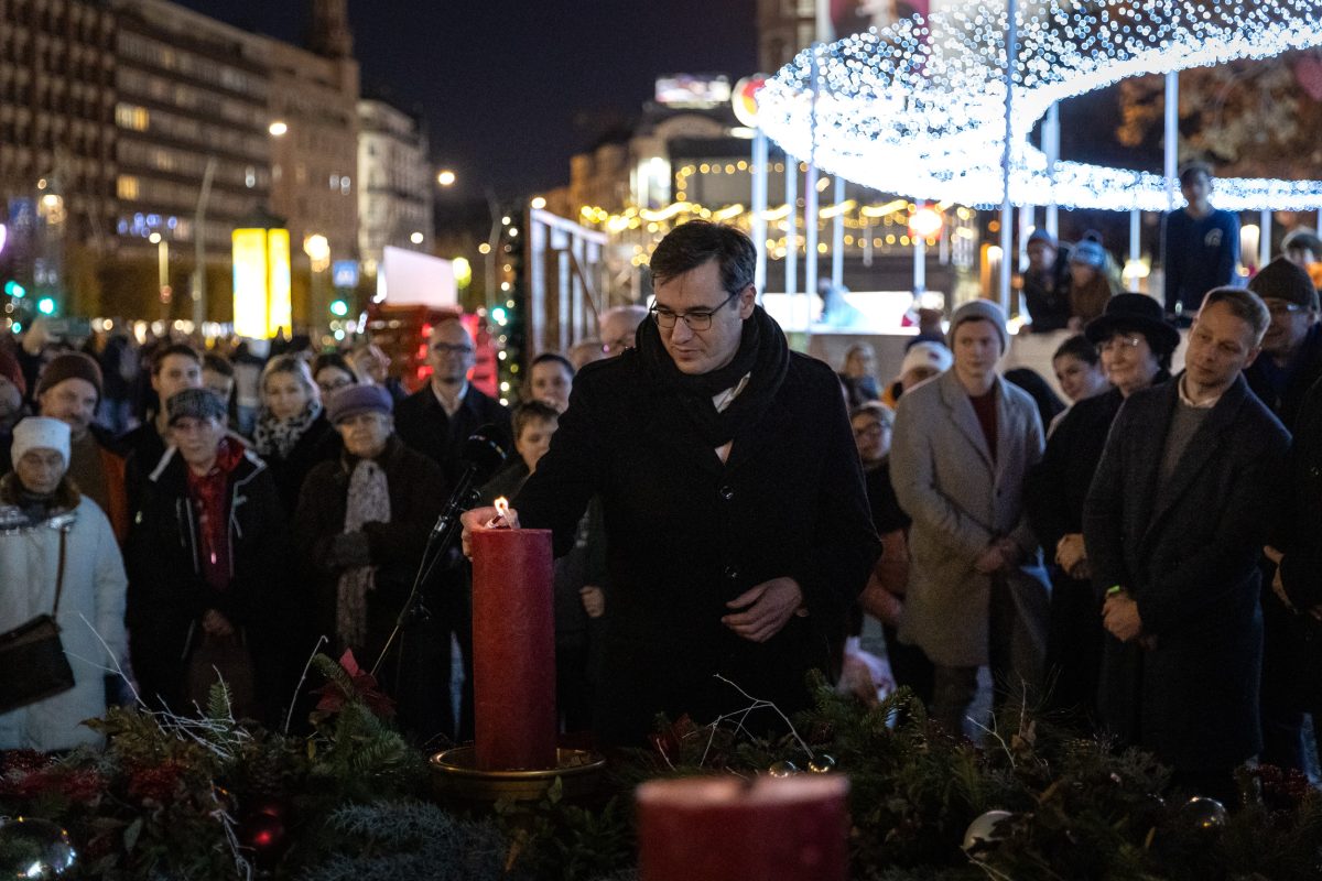 Karácsony Gergely meggyújtotta az első adventi gyertyát a Városháza parkban – fotókban