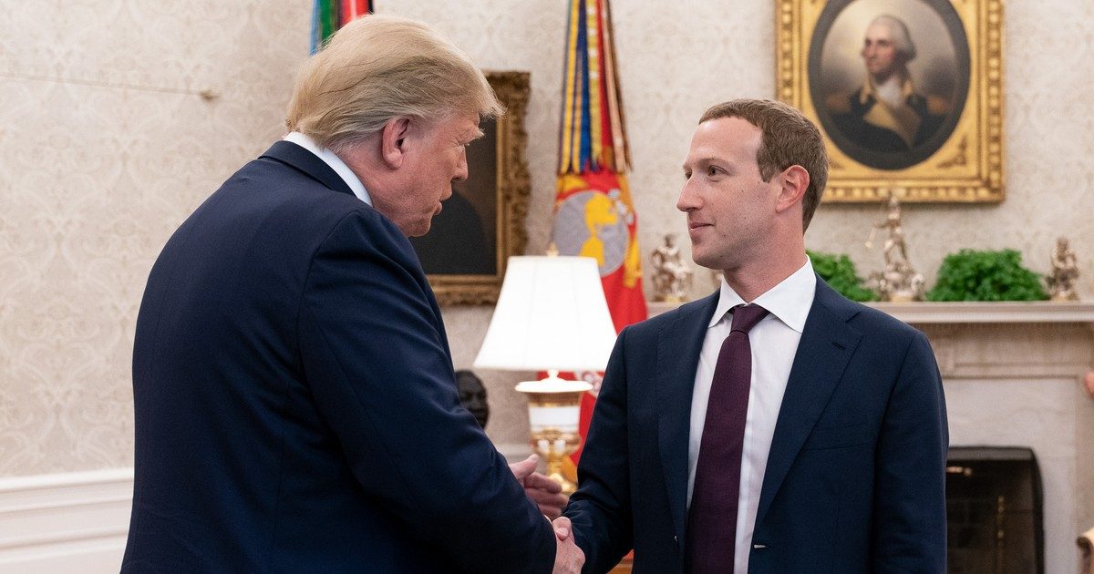 Kibújt a szög a zsákból: ezért barátkozik ennyire Trumppal Zuckerberg