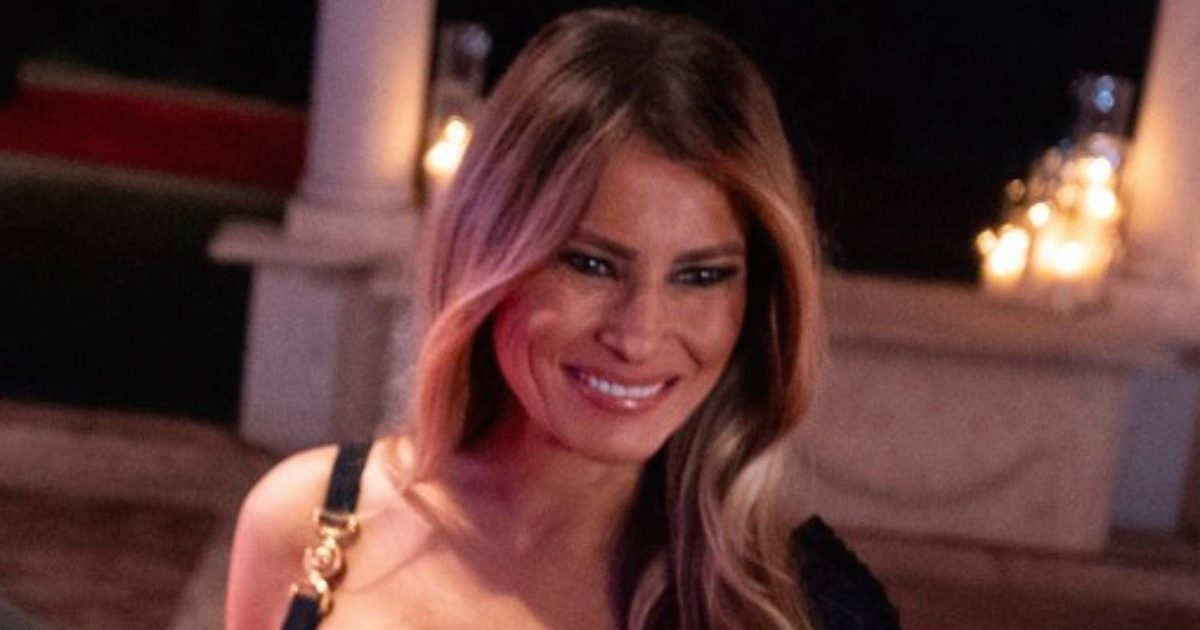 Melania Trump 54 évesen még mindig lenyűgözően szexi - Vonzotta a tekinteteket egy elegáns estélyiben az új év alkalmából