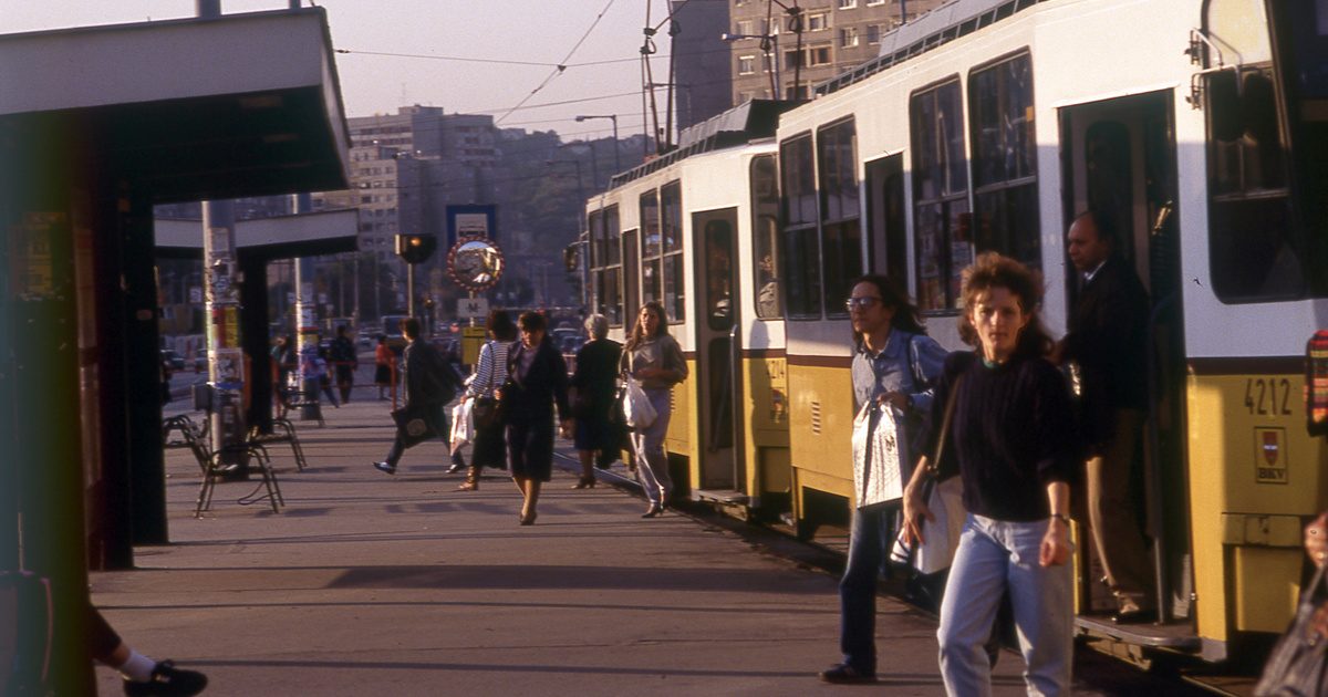 A nosztalgikus hódítást jelképezi: Visszahősködve a kilencvenes évekbe Magyarországon