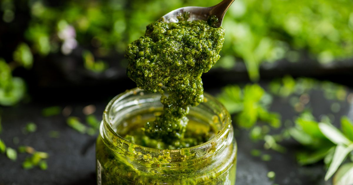 Friss és zöldséges ízkavalkád: élénkzöld pesto válogatott zöldségekkel