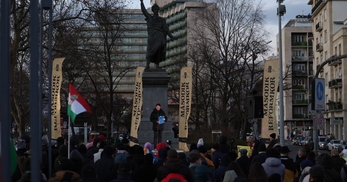 Érdekes beszéd Puzsértól Vonaék tüntetésén: olyan országról álmodik, amely Bugattivá válhat