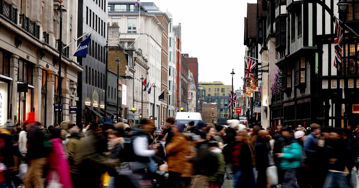 Bombariadó miatt kitört a pánik London bevásárlónegyedében: videón, ahogy fejvesztve menekülnek az emberek