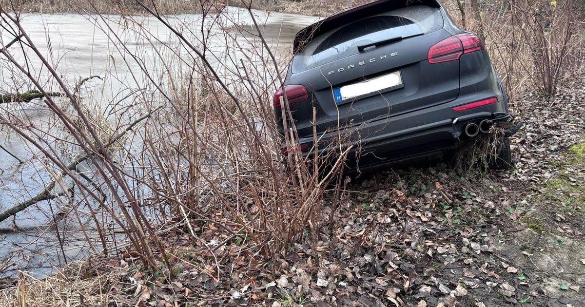 Luxusautó merész merénylete a Feneketlen-tónál: fényképek a Porsche terepjáró csúszásáról