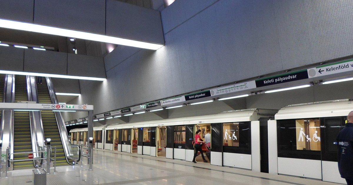 Az "Utazók meglepő reakciói: fiatal ázsiai férfi mesteri majszolással szórakoztatja a 4-es metró utasait