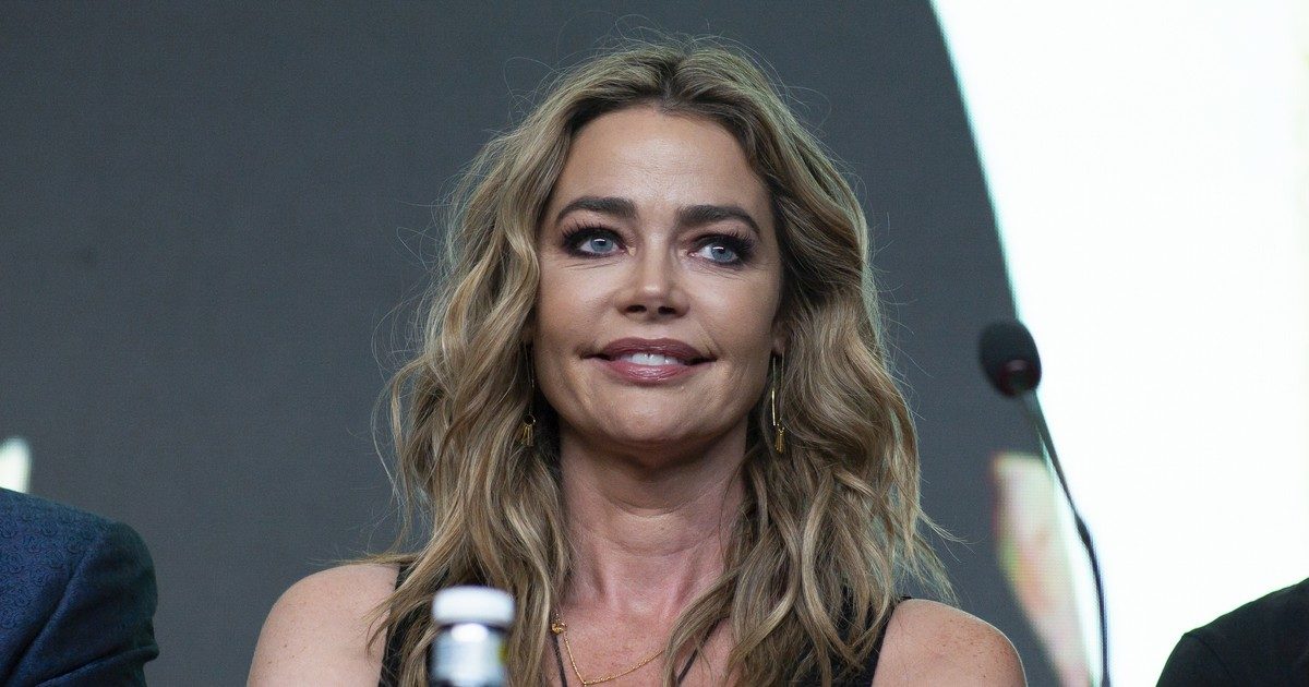 Az eszméletlen baleset: Denise Richards mellimplantátumai kiszakadtak a forgatáson