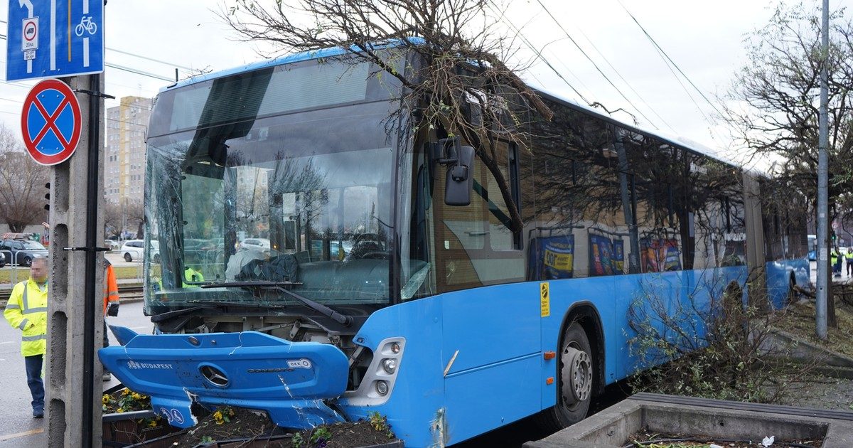 Sokkoló baleset az Üllői úton: a BKK-busz járdára hajtott és letarolt mindent – megdöbbentő fotók