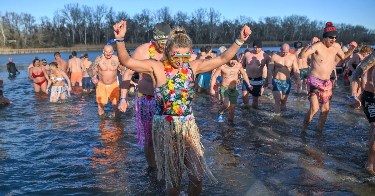 Meleg hangulat és hideg víz: Újévi csobbanás a Tisza-tóban - Fotógaléria