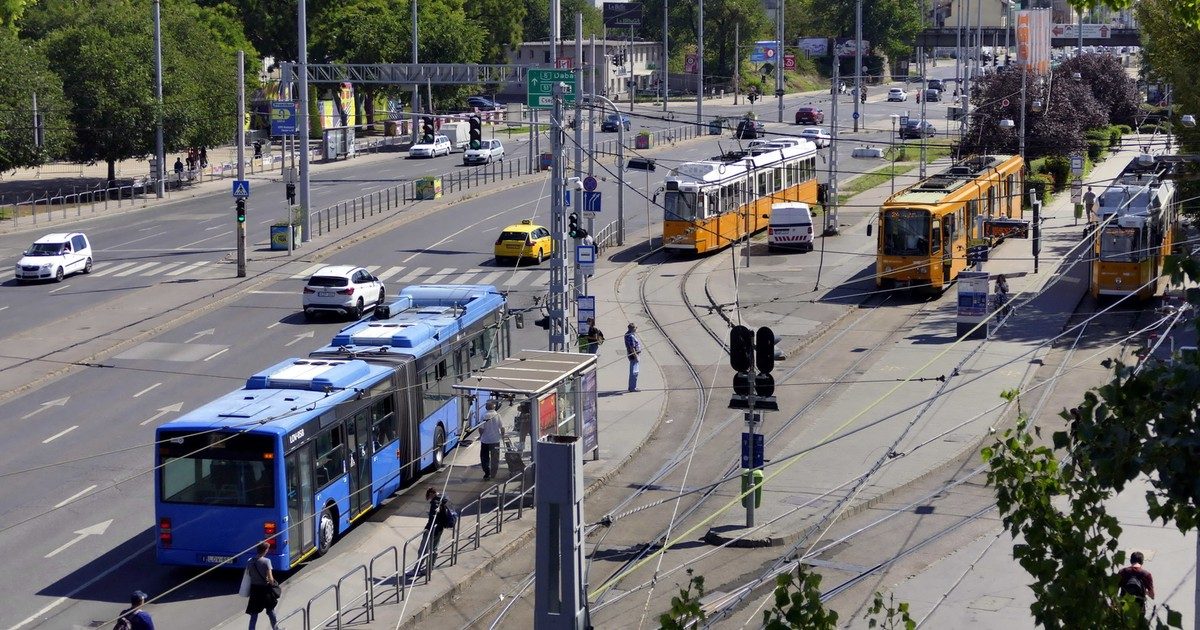 Kínai férfi fenyegetően fegyvert emelt a buszsofőrökre a Közvágóhídnál