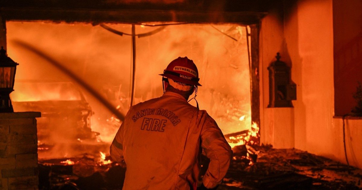 A Cím: Los Angeles-i Tűzvész: Anthony Hopkins háza is a lángok martaléka lett - LENYŰGÖZŐ FOTÓK