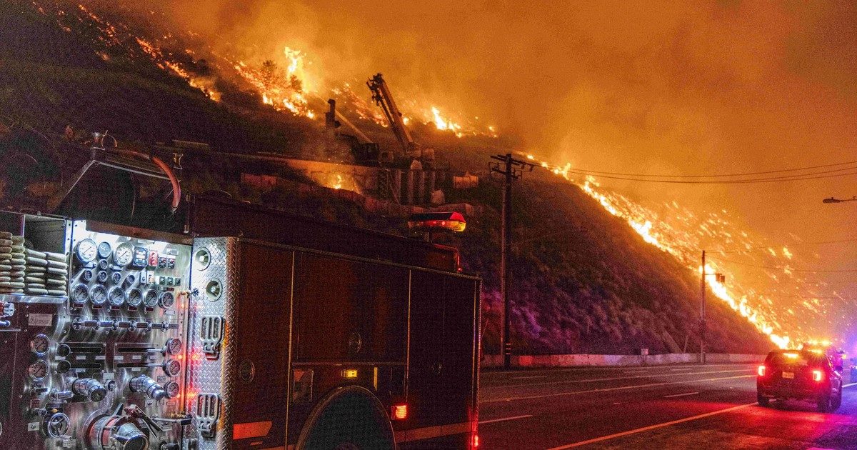 Tűztornádó köröz a Los Angeles-i égbolton: Felvétel készült az egyedülálló jelenségről