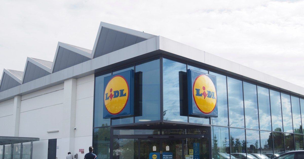 Káosz és vásárlási láz a Lidl új outlet üzleténél: a hatalmas érdeklődés az órákon át tartó sorokat és parkolókban kialakult dugókat sem tántorítja el a vásárlókat