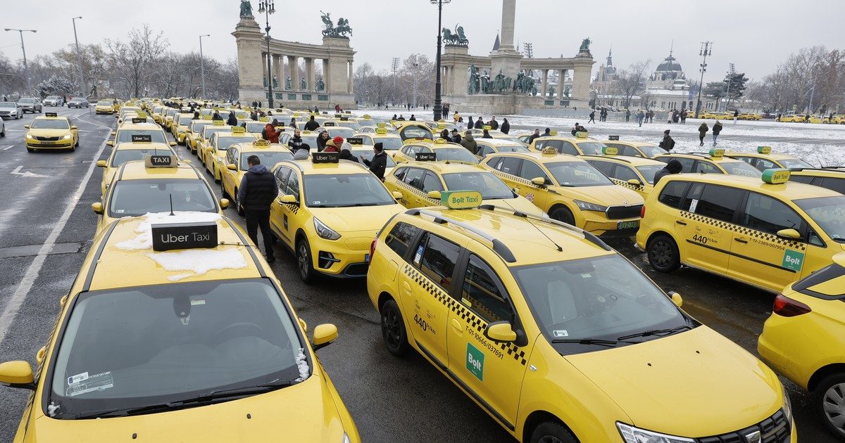 A taxisok megszállták a Hősök terét: lenyűgöző pillanatok a sztrájk során