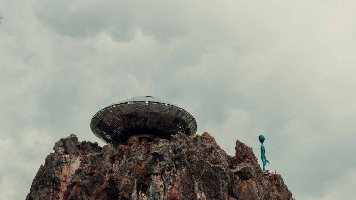 Kegyetlenül megdöbbentő: UFO röpítette át az égboltot a vidámpark felett, látogatók pánikba esve reagáltak