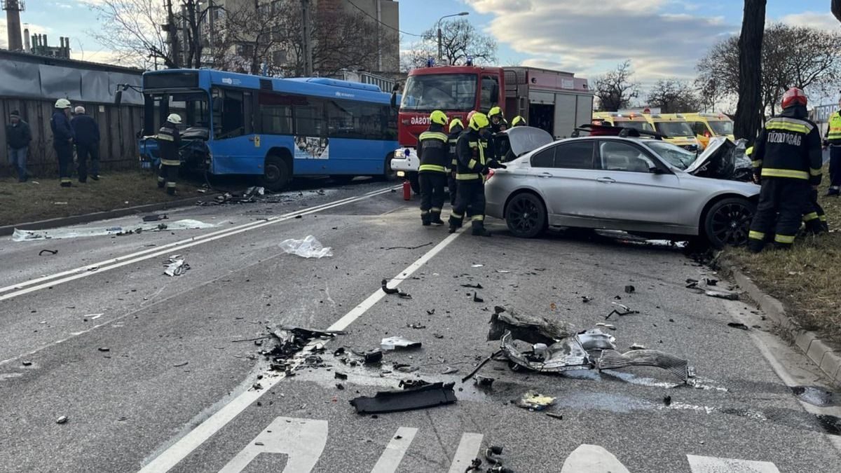 Életmentő akció: Kőbányai buszbaleset fotóin feszítővágóval mentették az embereket a roncsokból