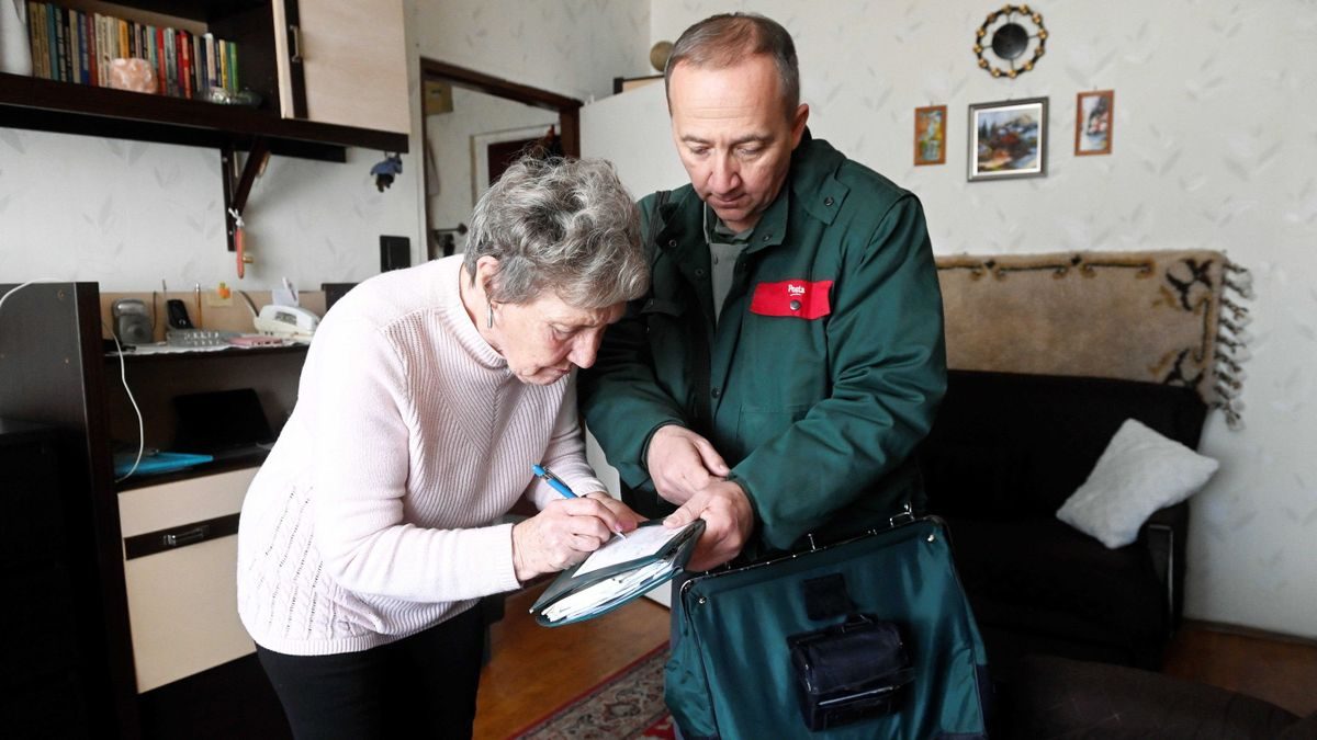 A nyugdíjasok nagy lehetőséget kaphatnak – Így kerülhetsz még több pénzhez a postás segítségével!