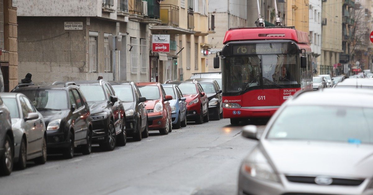 Az embertelenség megrázó példája: trolivezető továbbhajtott egy sérült nő mellett az utcán