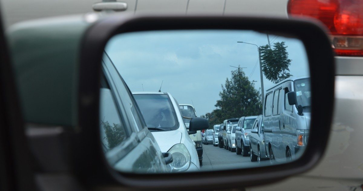 Megdöbbentő autós manőverek az M2-esen: büntetőfékezés és lézerezés kamerán