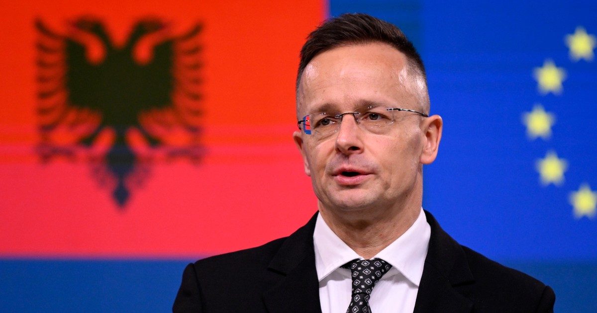 Szijjártó Péter figyelmezteti: Az ukrajnai gáztranzit leállása áremelkedéseket okozhat, de a rezsicsökkentés továbbra is fenntartásra kerül.