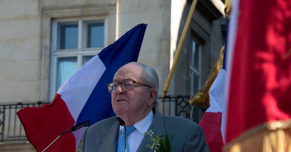 Az “Ikonikus francia politikus, Jean-Marie Le Pen, elhunyt” cím hatásos lehet.