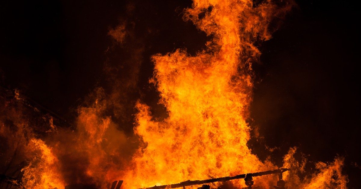 Szívfacsaró esemény Oroszlányban: Halálos tűzvész söpört végig egy társasház alagsorában