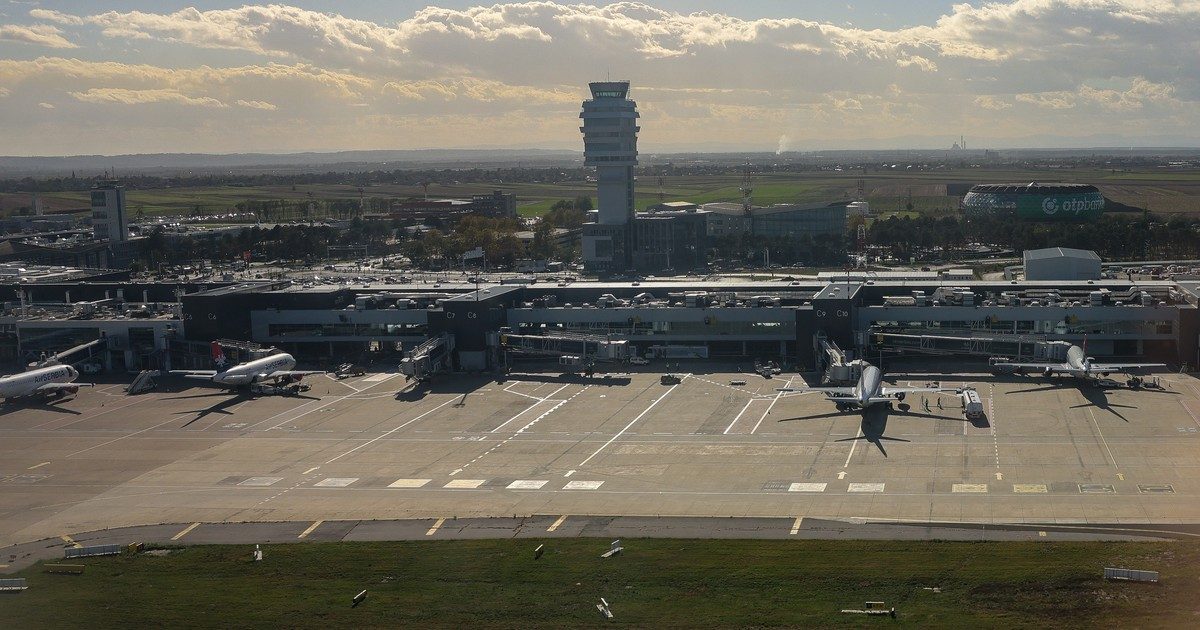 Az okmányok nélkül repülőre kúszó nő felelőtlen és veszélyes cselekedete Szerbiában