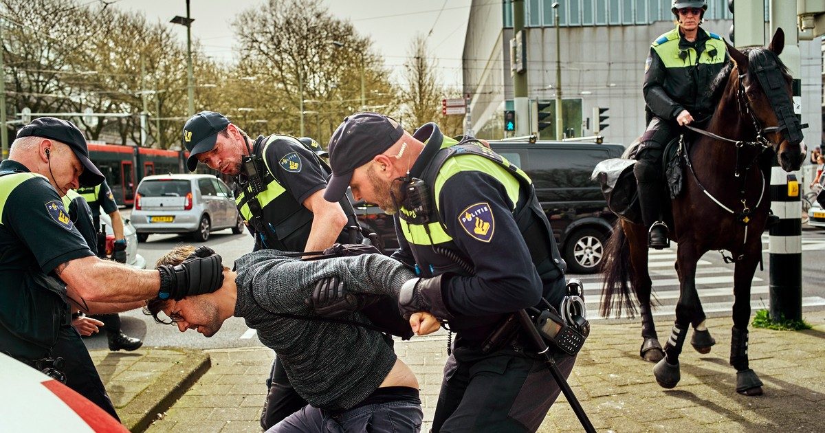 Holland rendőrség őrizetbe vett 700 embert a hágai klímatüntetésen