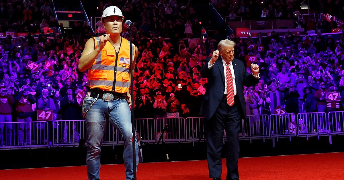 A Village People-lel bulizott Donald Trump: látványos galéria és videó a botrányos eseményről